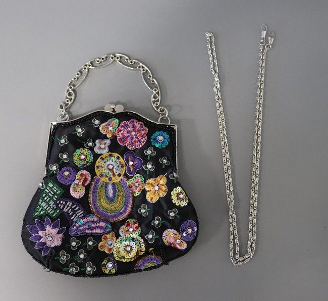 PETIT SAC forme bourse en satin noir, broderies...