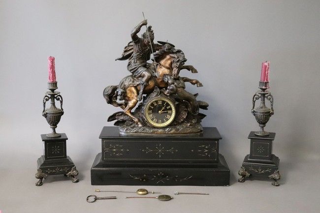 GARNITURE DE CHEMINÉE en régule patiné sur...