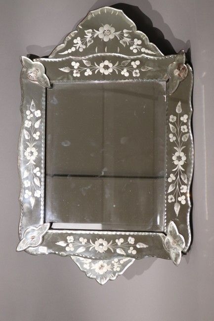 MIROIR dit de Venise, de forme rectangulaire...