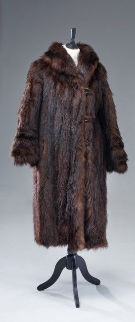 MANTEAU 3/4 en vison brun foncé, à col et...