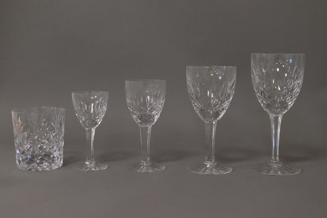 PARTIE DE SERVICE DE VERRES en cristal taillé...