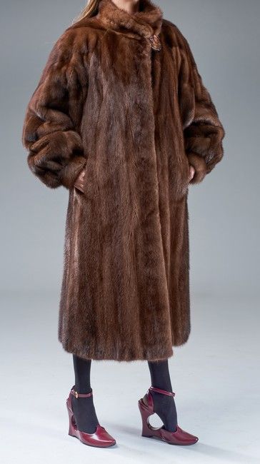 MANTEAU LONG en vison fermant au col par...