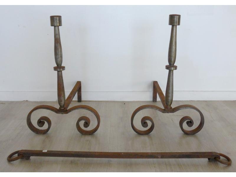 PAIRE DE LANDIERS en acier en double balustre...