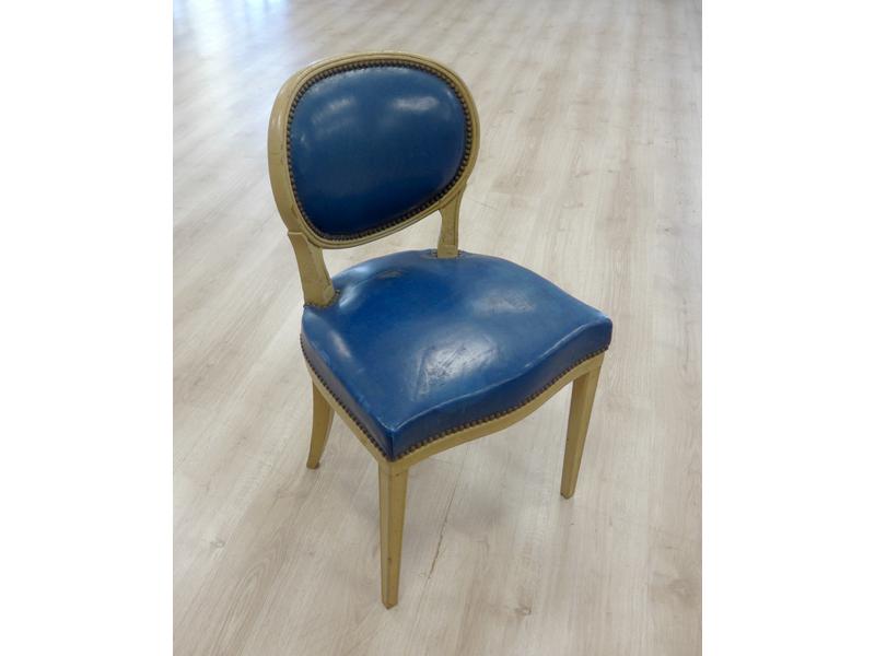 SUITE DE HUIT CHAISES à dossier bas en médaillon...