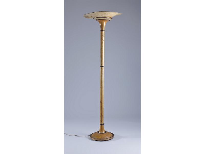 LAMPADAIRE en tôle laquée crème, fût cylindrique...