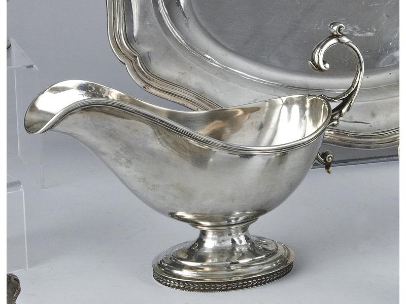 SAUCIERE OVALE en argent, posant sur un piédouche...