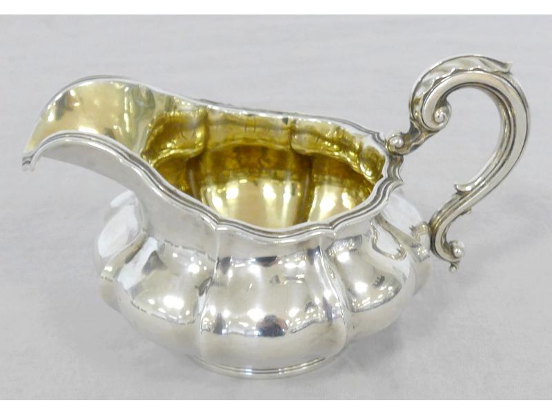 POT A LAIT en argent, de forme sphérique...