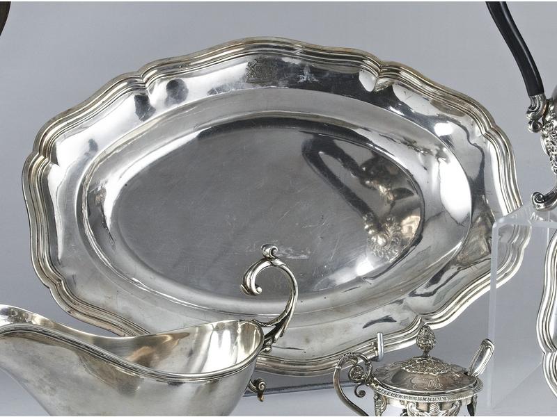 PLAT ovale demi-creux en argent, à contours...