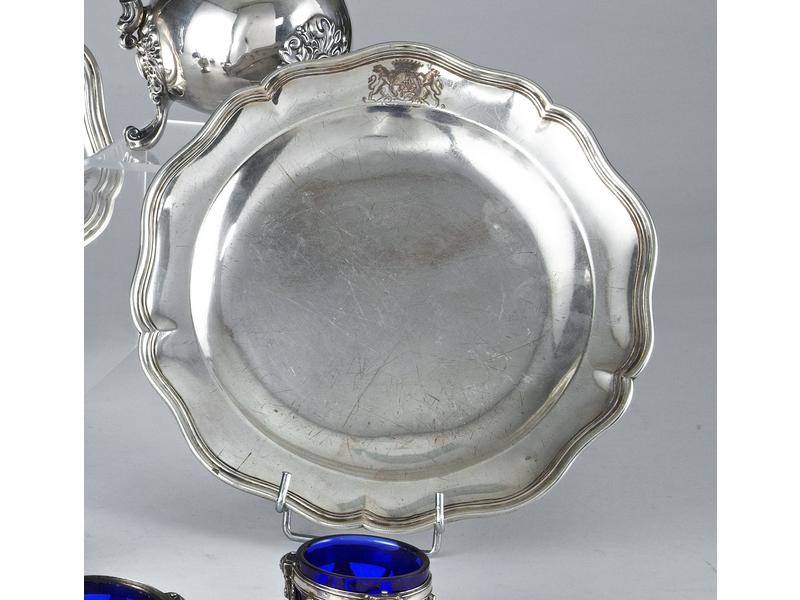 PLAT ROND en argent, à contours et moulures...
