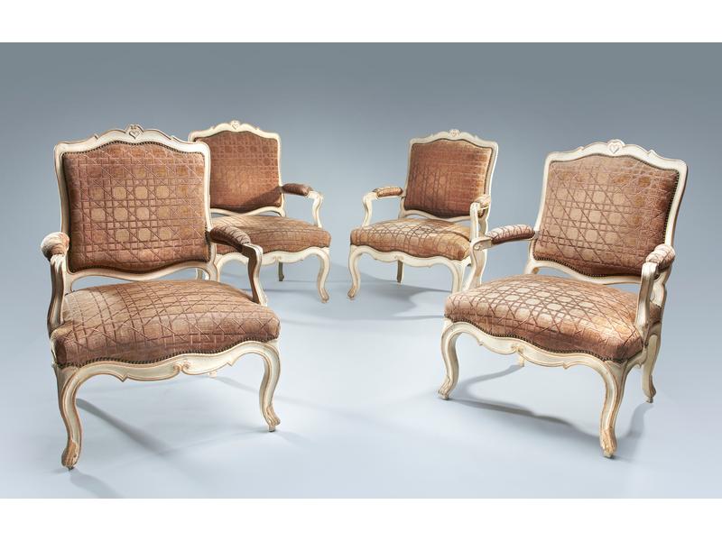 SUITE DE QUATRE LARGE FAUTEUILS laqués blancs...