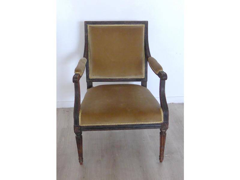 FAUTEUIL en hêtre teinté brun à dossier plat...