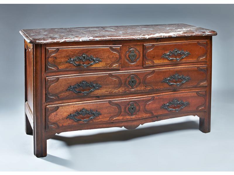 COMMODE DITE PANTALONNIERE à façade légèrement...