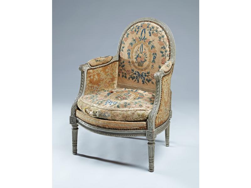 BERGERE à dossier plat médaillon en hêtre...