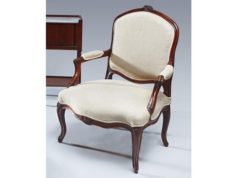 FAUTEUIL à dossier plat  en noyer mouluré...