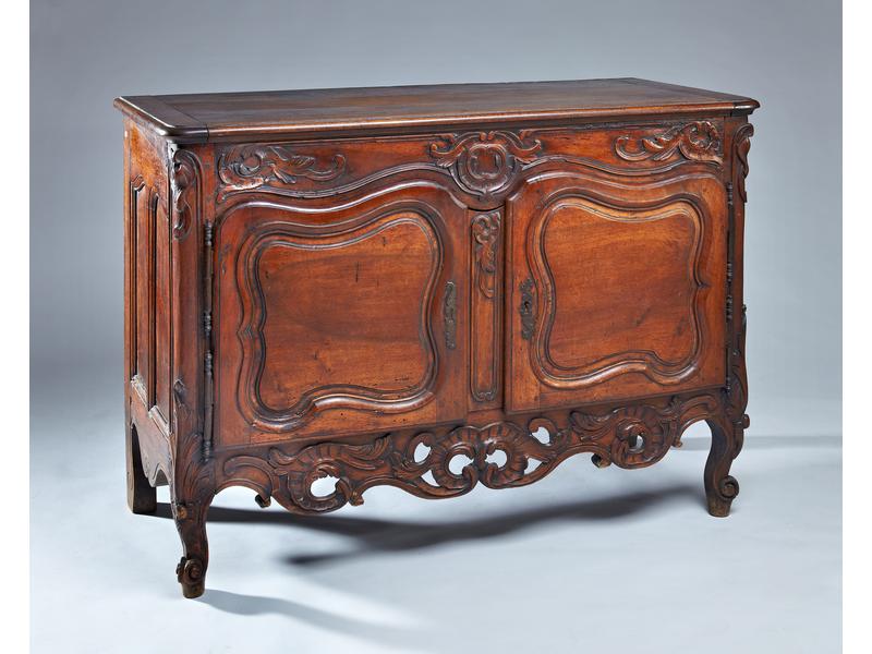 BUFFET rectangulaire en noyer richement sculpté...