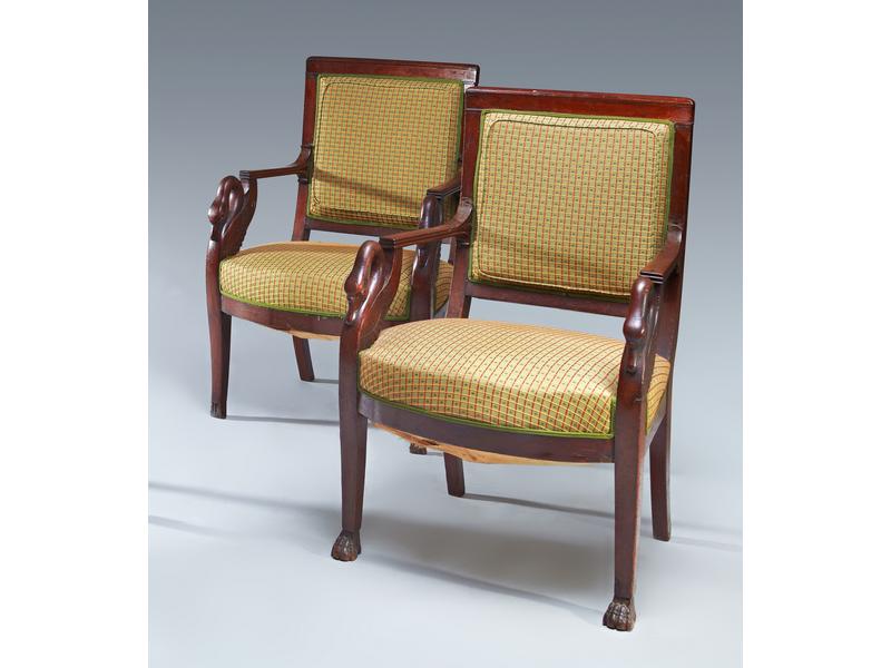 PAIRE DE FAUTEUILS en acajou et placage d'acajou...
