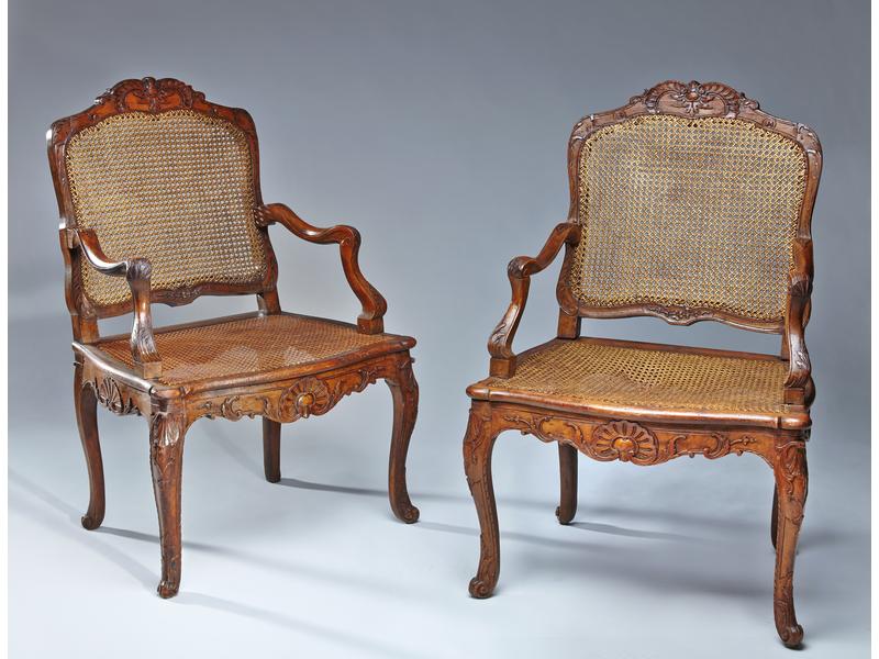 PAIRE DE FAUTEUILS CANNEES à dossier plat...