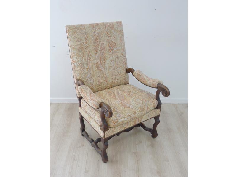 FAUTEUIL à haut dossier plat en noyer mouluré,...