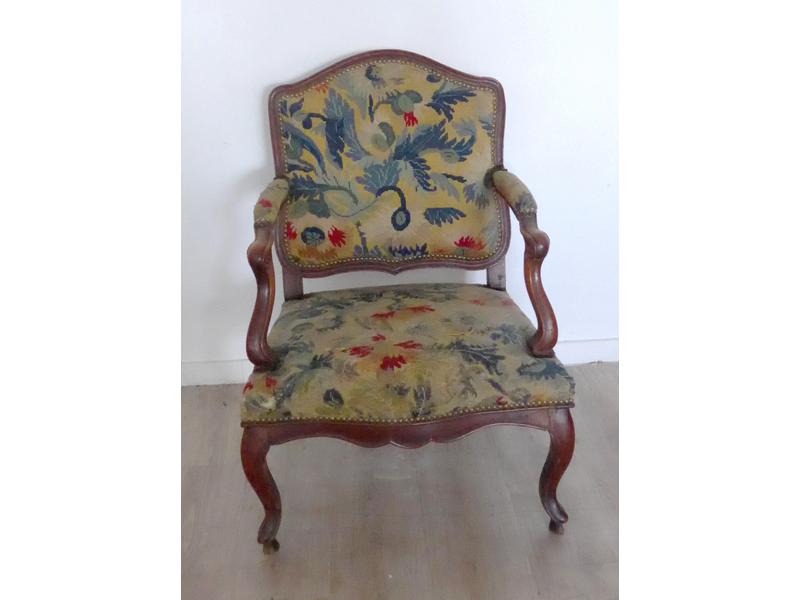 FAUTEUIL à dossier droit en noyer mouluré,...