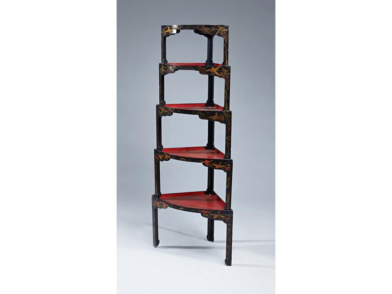 ETAGERE D'ENCOIGNURE constituée de cinq tables...