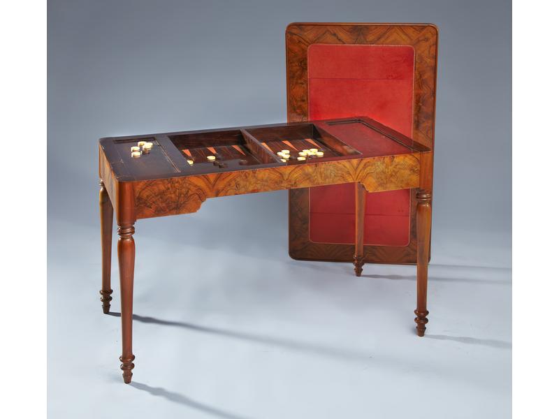 TABLE TRIC-TRAC en noyer et placage de ronce...