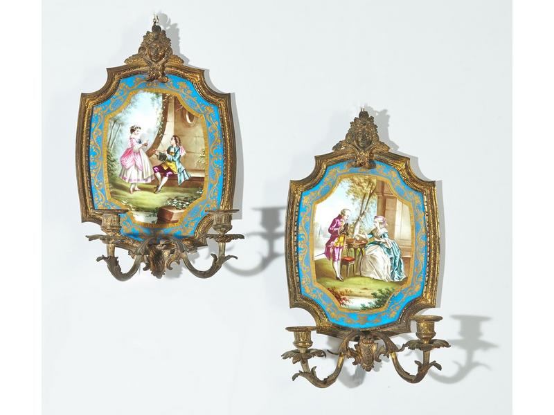 PAIRE D'APPLIQUES en bronze doré à deux lumières,...