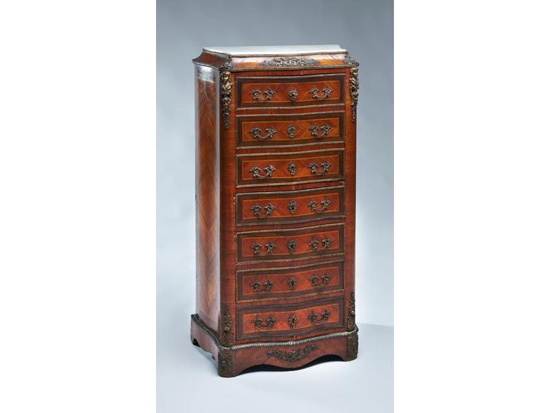 PETIT SECRETAIRE EN SEMAINIER de forme chantournée...
