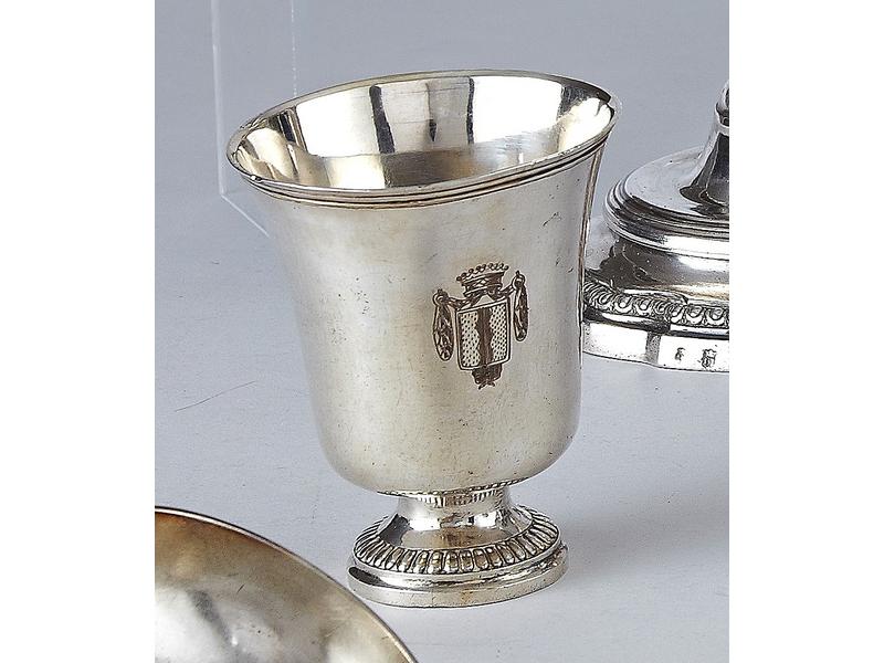 TIMBALE TULIPE en argent uni, posant sur...