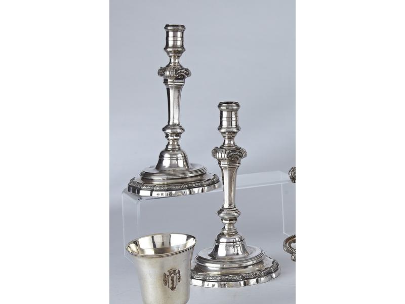 PAIRE DE FLAMBEAUX en argent, posant sur...