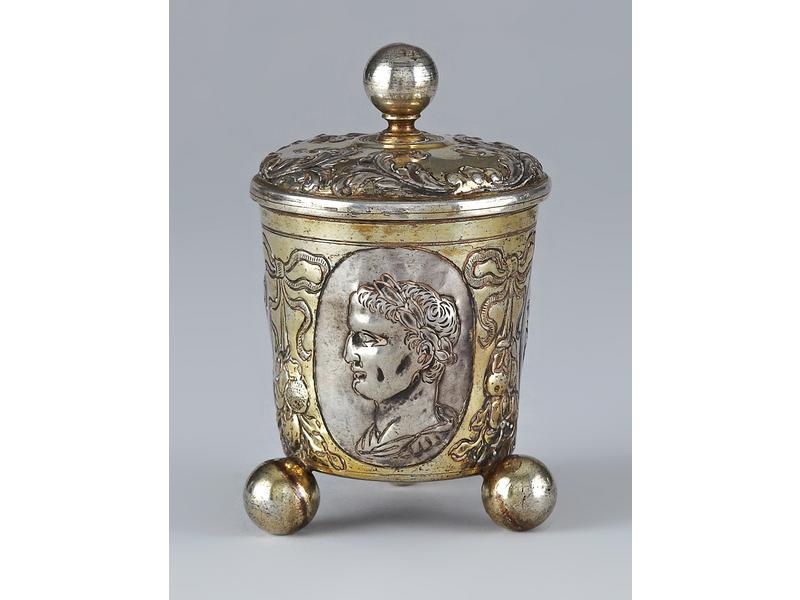 TIMBALE COUVERTE en argent et vermeil, posant...