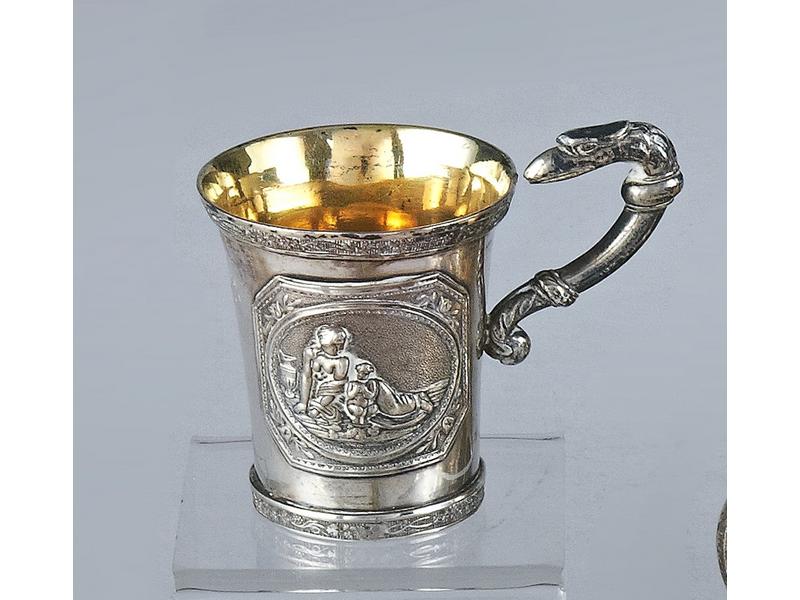 PETITE TASSE en argent, de forme tronconique,...