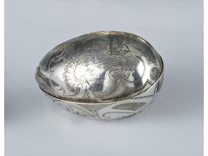 OEUF en argent, formant boîte, gravé de la...