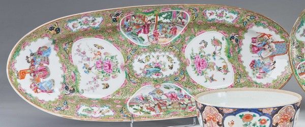 GRAND PLAT ovale à poisson en porcelaine...