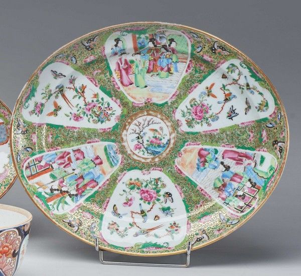 PLAT creux ovale en porcelaine à décor émaillé...
