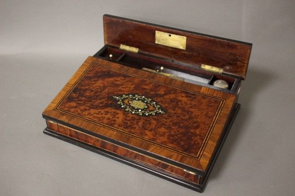 ÉCRITOIRE de table en placage d'acajou et...