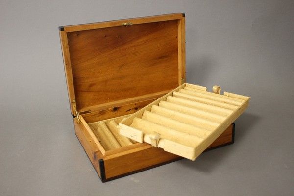 BOÎTE A CIGARES en placage d'acajou blond...
