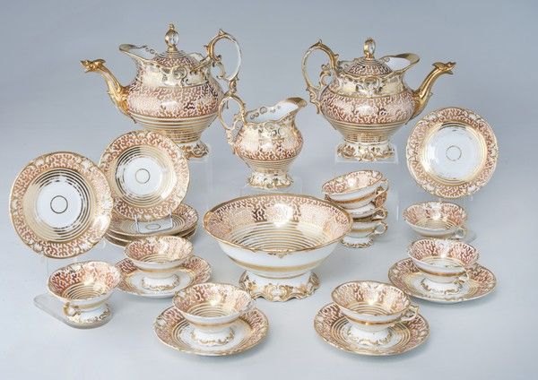 PARTIE DE SERVICE A THÉ en porcelaine émaillée...