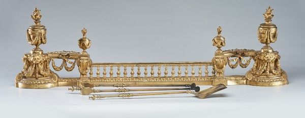 PAIRE DE CHENETS en bronze à décor de pots...