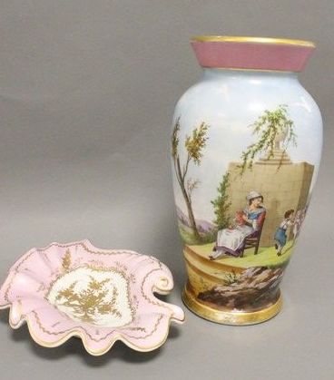 GRAND VASE de forme balustre en porcelaine...