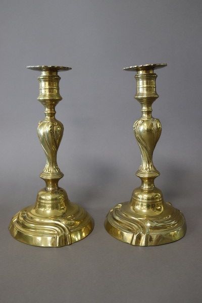 PAIRE DE FLAMBEAUX en bronze, fût torse,...