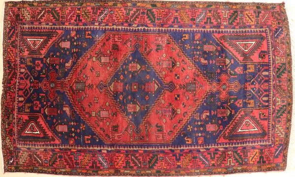 TAPIS en laine polychrome à décor d'un losange...
