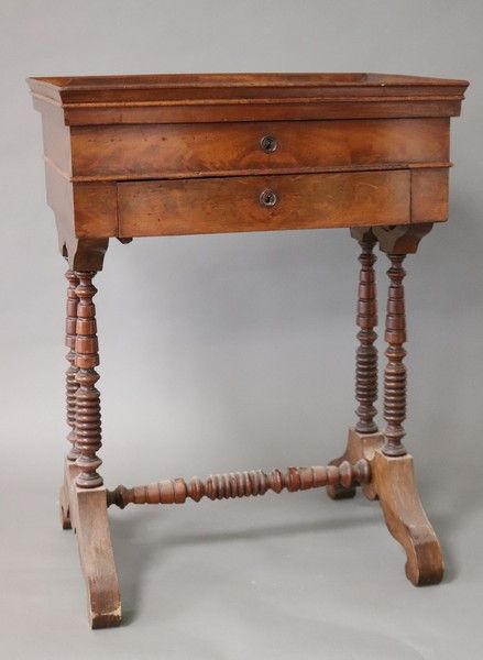 TABLE travailleuse en acajou et placage d'acajou...
