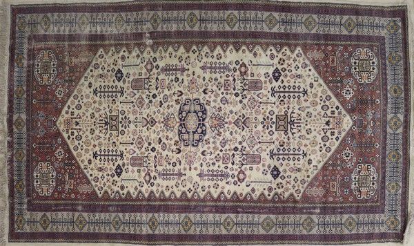 TAPIS en laine polychrome à décor de fleurs...
