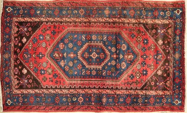 TAPIS en laine polychrome à décor de médaillons...