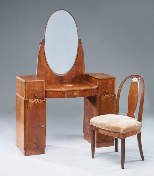 COIFFEUSE en placage de noyer à décor marqueté...