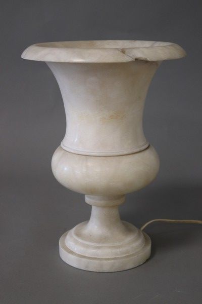 LAMPE en albâtre mouluré en forme de vase...