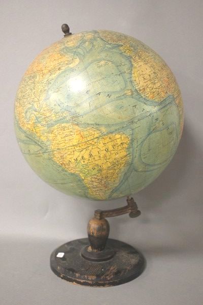 GLOBE TERRESTRE en bois lithographié, dressé...