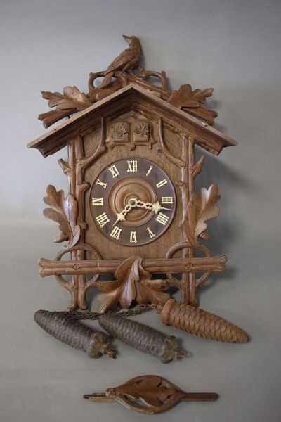 COUCOU en bois sculpté, à deux oiseaux chanteurs...