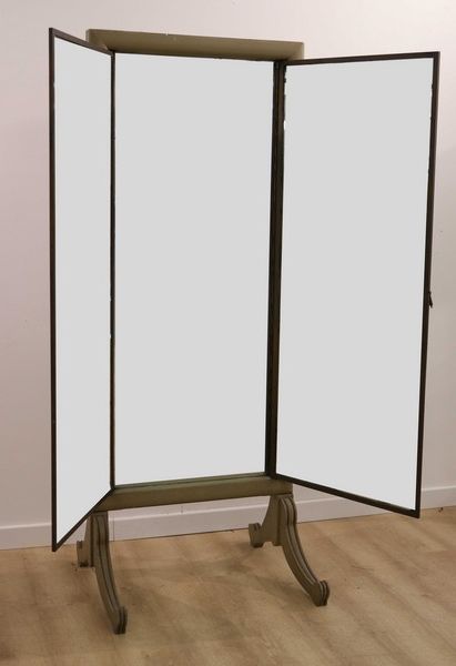 MIROIR en pied à trois volets, dans un cadre...