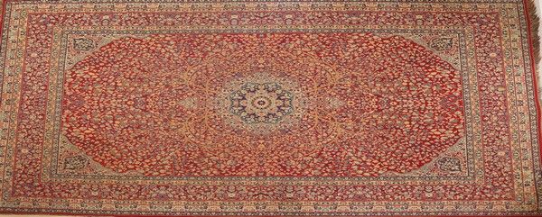 GRAND TAPIS en laine polychrome à riche décor...